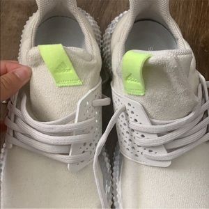 LIKE NEW. Boys big kids size 6. Women’s size 7.5